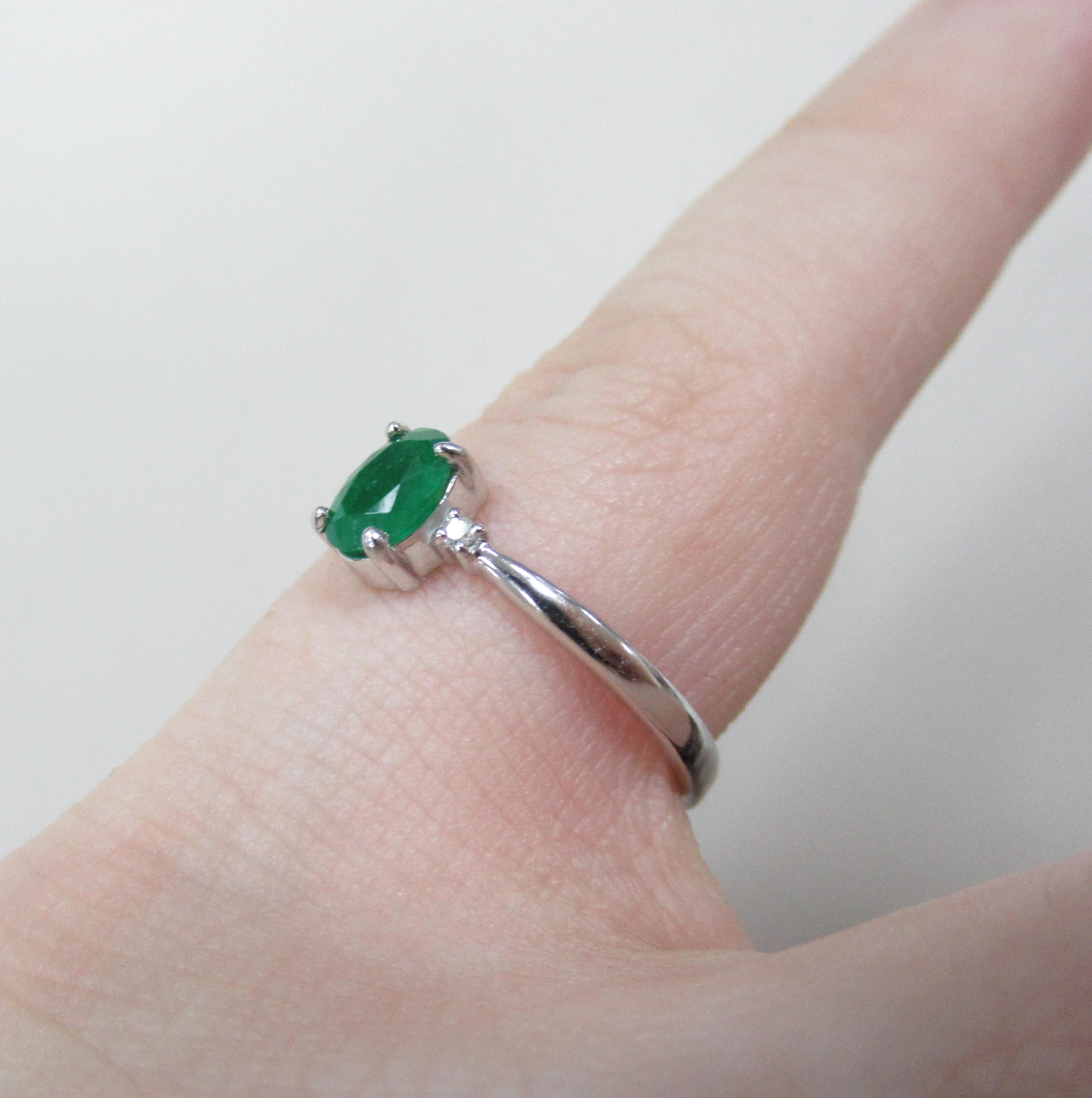 Кольцо из белого золота с изумрудом